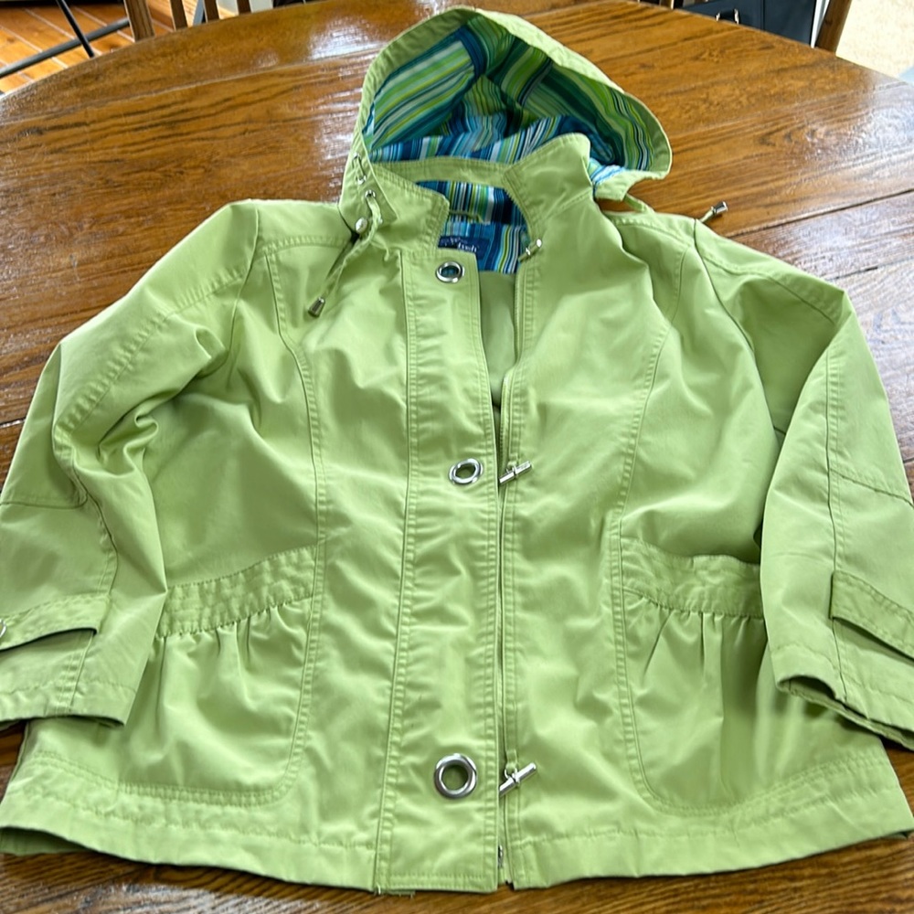 Mackintosh New England green spring rain jacket.  Removable hood.  Size Medium.